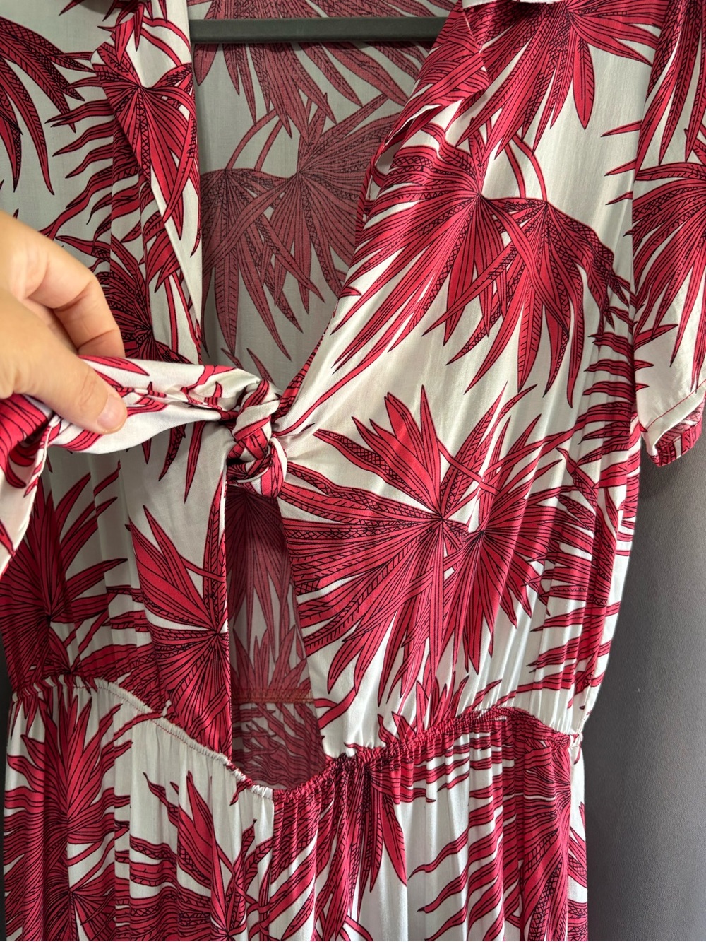 Red and White Palm-Print Collared Tie Front Jumpsuit - Picture 4 of 5